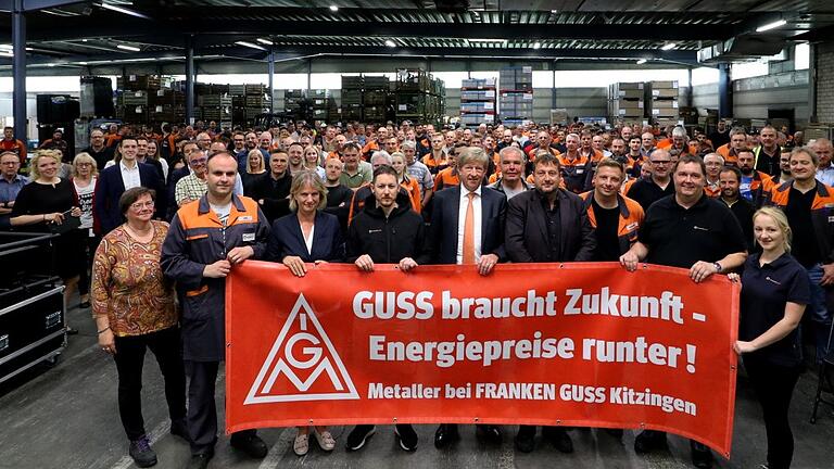 Schon vor einem Jahr versammelten sich Betriebsratsvorsitzender Erich Mirnig, IG-Metall-Vertreter Norbert Zirnsak und der Eigner der Franken Guss in Kitzingen, Josef Ramthun, symbolisch vor den Beschäftigten mit dem Transparent: 'Guss braucht Zukunft – Energiepreise runter“.
