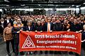 Schon vor einem Jahr versammelten sich Betriebsratsvorsitzender Erich Mirnig, IG-Metall-Vertreter Norbert Zirnsak und der Eigner der Franken Guss in Kitzingen, Josef Ramthun, symbolisch vor den Beschäftigten mit dem Transparent: 'Guss braucht Zukunft – Energiepreise runter“.