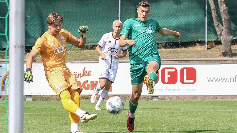 Jonas Enzmann (rechts) vom TSV Abtswind setzt gegen Torhüter Rafael Eßlinger vom FC Ingolstadt II nach.