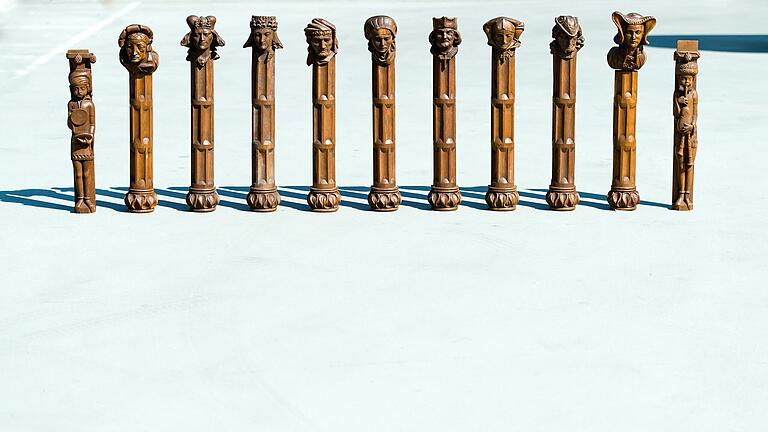 Diese elf holzgeschnitzte Baluster zierten einst das Treppengeländer im Schloss. Sie gehören auch zur Sammlung des Fördervereins Schloss Mainberg. Diese elf holzgeschnitzte Baluster zierten einst das Treppengeländer im Schloss. Sie gehören auch zur Sammlung des Fördervereins Schloss Mainberg.