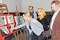 Malerei und Fotografie in der Ausstellung &bdquo;Duplex im Alten Rathaus, gestaltet von (hinten, von links) Wolfgang Schmelz und Ronja Malick (mit Brille).