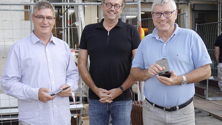 Griffen erfreut zum Smartphone: Udo Jablonski, Rainer Hofmann und Martin Pfeiffer von der CDW.