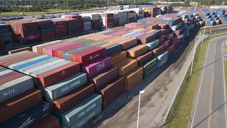 Handelsstreit zwischen USA und China       -  Container im Hafen Virginia International Terminal. Der Handelskonflikt zwischen den USA und China könnte nach Einschätzung von Volkswirten die internationalen Wirtschaftsbeziehungen dauerhaft beschädigen.