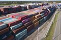 Handelsstreit zwischen USA und China       -  Container im Hafen Virginia International Terminal. Der Handelskonflikt zwischen den USA und China könnte nach Einschätzung von Volkswirten die internationalen Wirtschaftsbeziehungen dauerhaft beschädigen.
