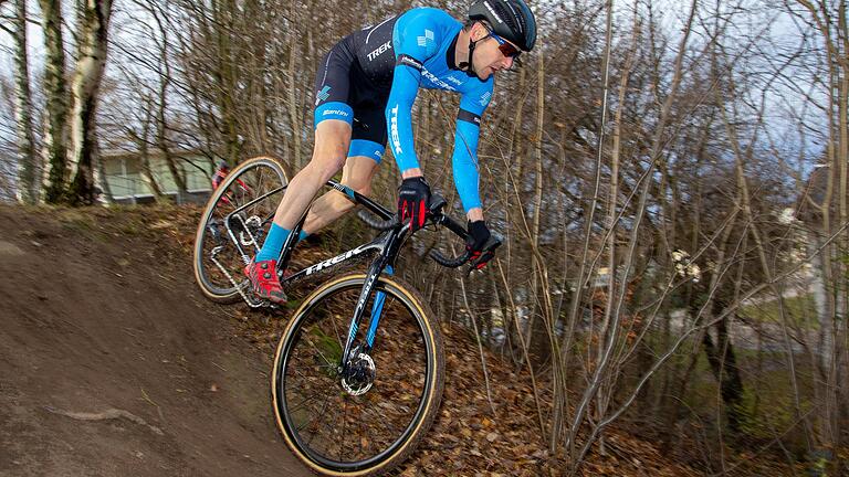 Rasante Abfahrten über Stock, Stein, Matsch oder Eis: Sven Baumann findet meist die richtige Balance aus Treten und Steuern und gewann so die Cyclocross-Bundesliga. Rasante Abfahrten über Stock, Stein, Matsch oder Eis: Sven Baumann findet meist die richtige Balance aus Treten und Steuern und gewann so die Cyclocross-Bundesliga.