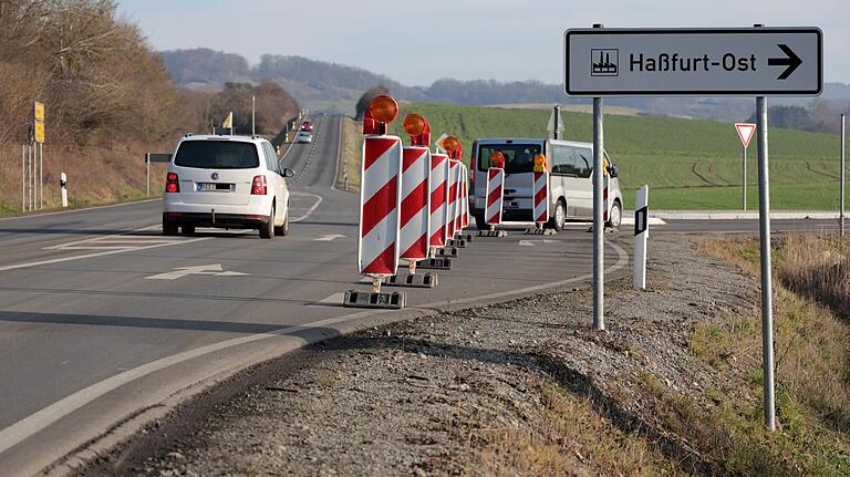 Wegen des stark zugenommenen Unfallgeschehens an der Einmündung vom Gewerbegebiet Godelstatt in Haßfurt auf die Kreisstraße HAS 10 (Verbindung Haßfurt-Ebern) wurden Sofort-Maßnahmen eingeleitet, um die Sicherheit zu verbessern. Zunächst errichtete die Behörde eine provisorische Verkehrsführung mittels Baustellen-Baken, die sobald wie möglich in eine mittelfristige Lösung umgebaut werden soll. Wegen des stark zugenommenen Unfallgeschehens an der Einmündung vom Gewerbegebiet Godelstatt in Haßfurt auf die Kreisstraße HAS 10 (Verbindung Haßfurt-Ebern) wurden Sofort-Maßnahmen eingeleitet, um die Sicherheit zu verbessern. Zunächst errichtete die Behörde eine provisorische Verkehrsführung mittels Baustellen-Baken, die sobald wie möglich in eine mittelfristige Lösung umgebaut werden soll.