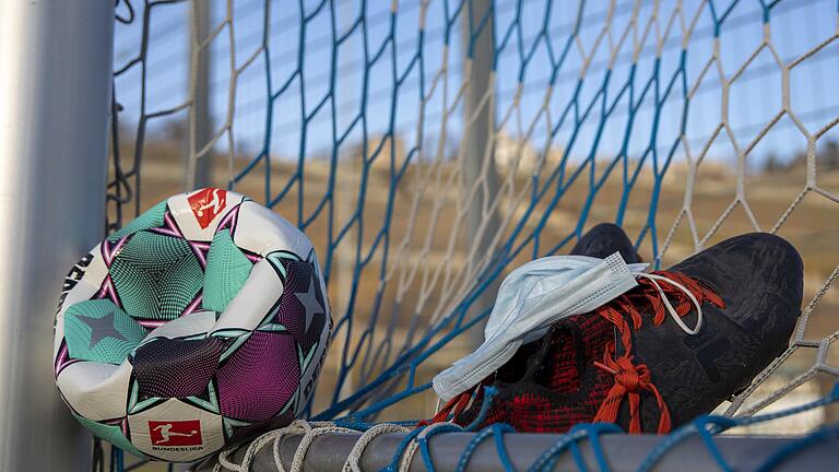 Der Saison 2019/21 im Amateurfußball scheint nun endgültig die Luft auszugehen. Der Saison 2019/21 im Amateurfußball scheint nun endgültig die Luft auszugehen.