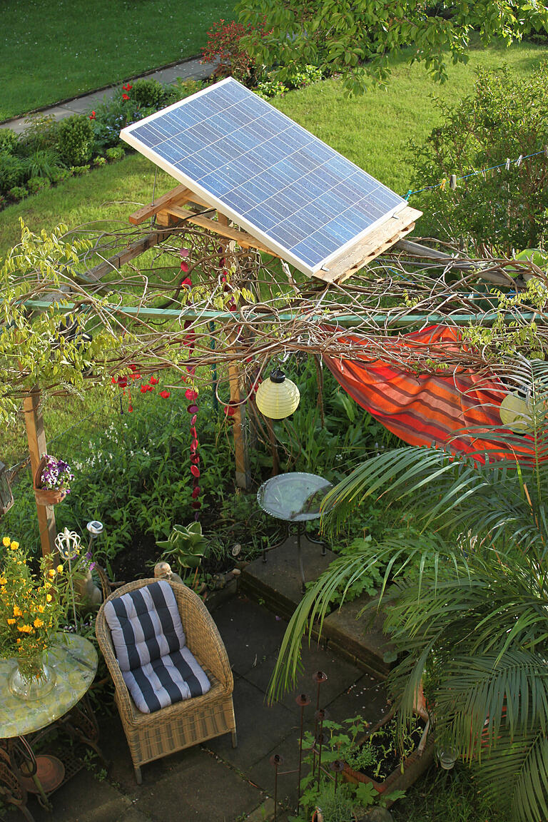 Solaranlagen müssen nicht auf dem Dach angebracht sein: Mini-Photovoltaikanlagen findet man beispielsweise im Garten. Sie können Strom für den Eigengebrauch produzieren. Solaranlagen müssen nicht auf dem Dach angebracht sein: Mini-Photovoltaikanlagen findet man beispielsweise im Garten. Sie können Strom für den Eigengebrauch produzieren.