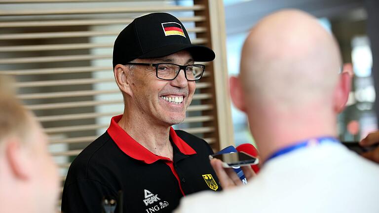 Bundestrainer Gordon Herbert bei einer Medienrunde im Gespräch mit Journalisten vor der Basketball-Weltmeisterschaft im japanischen Okinawa. Gut lachen hatte der 64-Jährige auch während und nach dem Turnier, bei dem Deutschland erstmals Basketball-Weltmeister wurde. Bundestrainer Gordon Herbert bei einer Medienrunde im Gespräch mit Journalisten vor der Basketball-Weltmeisterschaft im japanischen Okinawa. Gut lachen hatte der 64-Jährige auch während und nach dem Turnier, bei dem Deutschland erstmals Basketball-Weltmeister wurde.