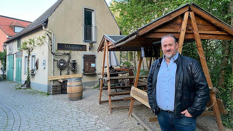 Um den 'Weinstadl' in Volkach in der Straße 'Am Bach' gibt es einen Streit zwischen Wirt Martin Burger (im Bild) und seinem Nachbarn Mathias Krönert, der Mitglied des Volkacher Stadtrats ist. Um den 'Weinstadl' in Volkach in der Straße 'Am Bach' gibt es einen Streit zwischen Wirt Martin Burger (im Bild) und seinem Nachbarn Mathias Krönert, der Mitglied des Volkacher Stadtrats ist.