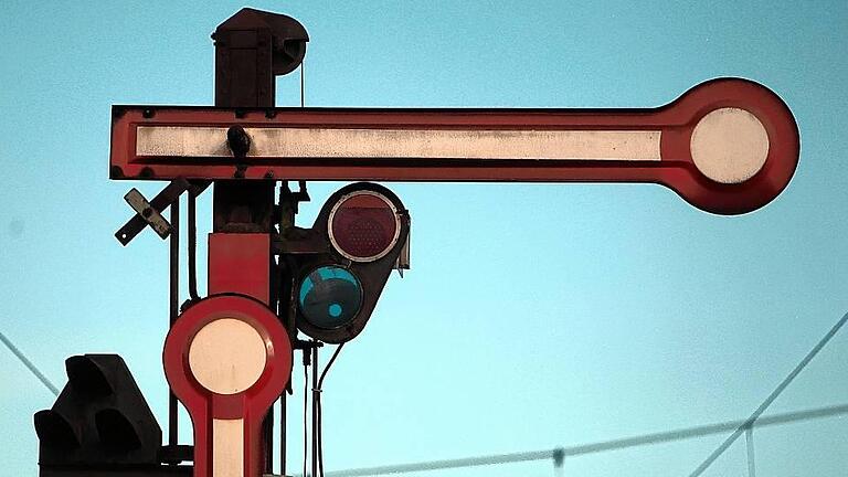 Vor dem Lokführerstreik - Halt! Das Signal steht auf Rot. Nahezu alle Gemeinden entlang der Bahnlinie Schweinfurt – Etwashausen haben signalisiert, dass sie die Bahnstrecke in Zukunft nicht mehr brauchen. Vor dem Lokführerstreik - Halt! Das Signal steht auf Rot. Nahezu alle Gemeinden entlang der Bahnlinie Schweinfurt – Etwashausen haben signalisiert, dass sie die Bahnstrecke in Zukunft nicht mehr brauchen.