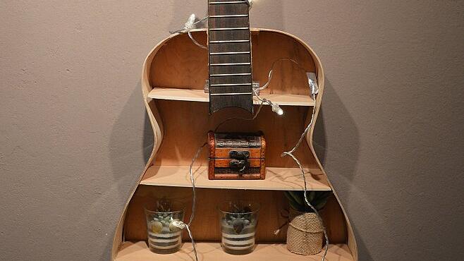 Die Verwandlung einer Gitarre in ein dekoratives Wandregal. Foto Nerche-Wolf