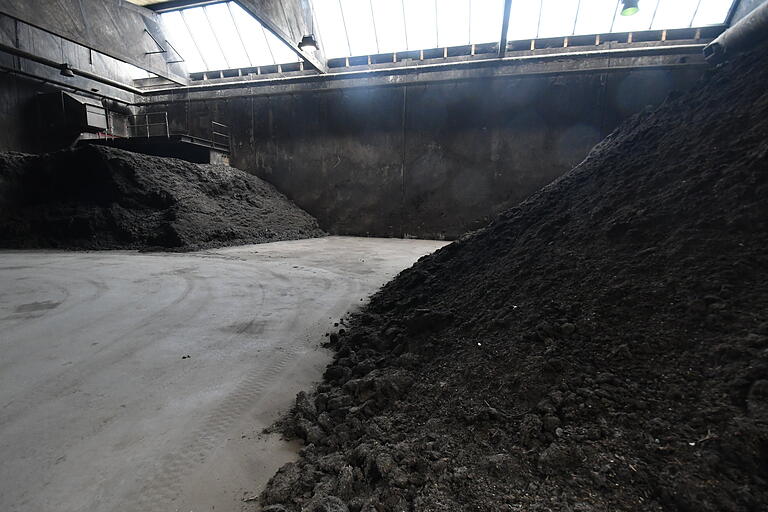 Nach einer Woche in den Rottetunneln ist aus dem Biomüll Rohkompost geworden, der direkt in der Landwirtschaft ausgebracht oder zu Blumenerde weiterverarbeitet wird. Nach einer Woche in den Rottetunneln ist aus dem Biomüll Rohkompost geworden, der direkt in der Landwirtschaft ausgebracht oder zu Blumenerde weiterverarbeitet wird. 