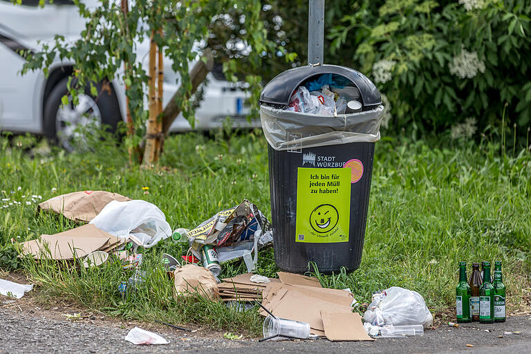 Ein übervoller Mülleimer an den Mainwiesen in Würzburg. Ein übervoller Mülleimer an den Mainwiesen in Würzburg.