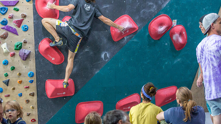 Bouldern in Würzburg       -  Rund 200 Sportlerinnen und Sportler nehmen am Samstag (21.05.22) an dem Wettkampf „Masters V“ in der Boulderhalle RockInn in Würzburg teil. Sportklettern erfreut sich immer größerer Beliebtheit und ist inzwischen Bestandteil der Olympischen Sommerspiele.