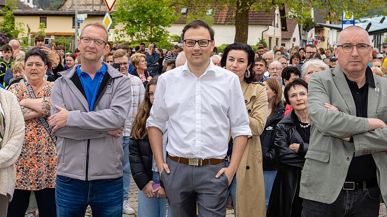 Gespanntes Warten auf das Ergebnis der Bürgermeisterwahl in Sand: Für den CSU-Kandidaten Julian Müller (Mitte) wird der Abend zur Enttäuschung, denn er hat es nicht in die Stichwahl geschafft.