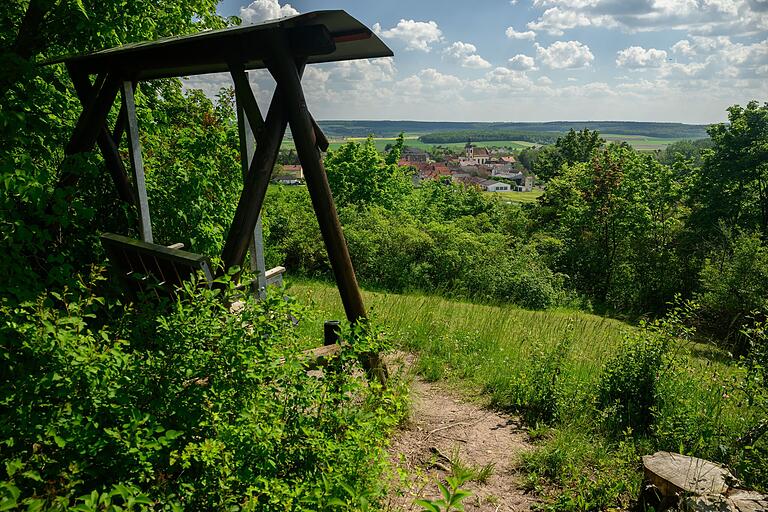 Von der Hollywoodschaukel im Schlossgarten Craheim aus gibt es ein tolles Panorama auf die Region. Von der Hollywoodschaukel im Schlossgarten Craheim aus gibt es ein tolles Panorama auf die Region.
