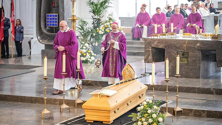 Bischof Franz Jung zelebrierte im Würzburger Dom das Requiem für den vor einer Woche verstorbenen emeritierten Weihbischof Helmut Bauer. Weihbischof Paul Reder leitete das Begräbnis in der Sepultur.&nbsp;