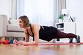 Eine Frau macht eine Plank-Übung       -  Diese Übung stärkt den unteren Rücken: der Unterarmstütz, auch Plank genannt.