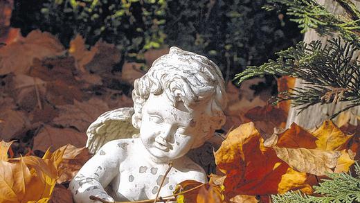 Grabschmuck: Auf vielen Gräbern in den Friedhöfen finden sich Skulpturen, Blumen und Kerzen. Da heutzutage jedoch nicht zwingend Hinterbliebene in der Nähe leben, kann die regelmäßige Grabpflege zum Problem werden. Oder muss in die Hände der Friedhofsgärtnereien gelegt werden.