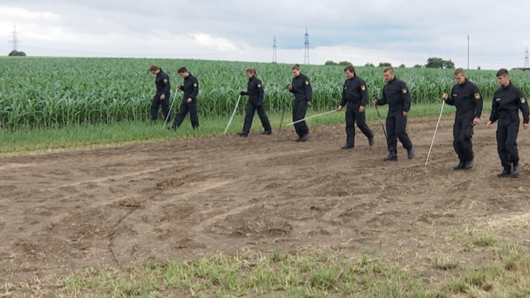 Polizisten auf Spurensuche nach dem Mordversuch auf dem Feuerwehrfest Polizisten auf Spurensuche nach dem Mordversuch auf dem Feuerwehrfest