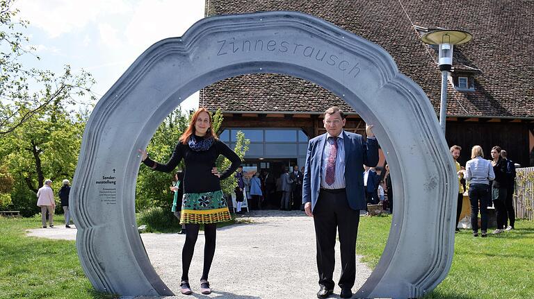 Sabine Tiedke und Dr Otto A. Baumgärtel führten in die Ausstellung &quot;Zinnesrausch&quot; ein.