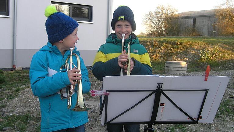 Auch der Musikernachwuchs ist bei der Aktion dabei: Felix (links) und Moritz Adler.