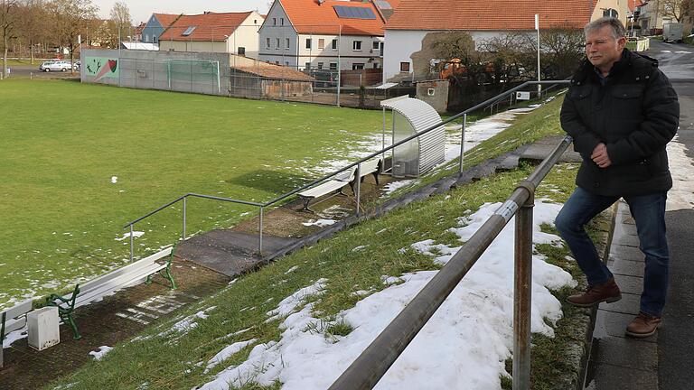 Sehnsuchtsvoller Blick auf den Rasenplatz seines Heimatvereins SV Sylbach: Lothar Schobers Stammplatz beim Fußball-Kreisklassisten ist derzeit nicht nur wegen des Wetters verwaist.