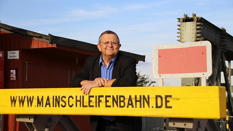 Wolfgang Schramm, ausgewiesener Freund der Mainschleifenbahn und lange Jahre der führende Kopf der Interessengemeinschaft Mainschleifenbahn (IGM), am Endpunkt der Mainschleifenbahn in Astheim.