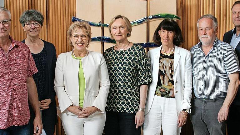 Langjährige Lehrkräfte verabschiedet (von links): Johannes Schmück, Karin Maywald (Schulleiterin), Angela Fröhler-Zink, Dorothea Heuer-Kretschmer, Ursula Delißen, Andreas Scholl und Christian Ziegler (Personalratsvorsitzender) - Langjährige Lehrkräfte verabschiedet (von links): Johannes Schmück, Karin Maywald (Schulleiterin), Angela Fröhler-Zink, Dorothea Heuer-Kretschmer, Ursula Delißen, Andreas Scholl und Christian Ziegler (Personalratsvorsitzender) Langjährige Lehrkräfte verabschiedet (von links): Johannes Schmück, Karin Maywald (Schulleiterin), Angela Fröhler-Zink, Dorothea Heuer-Kretschmer, Ursula Delißen, Andreas Scholl und Christian Ziegler (Personalratsvorsitzender) - Langjährige Lehrkräfte verabschiedet (von links): Johannes Schmück, Karin Maywald (Schulleiterin), Angela Fröhler-Zink, Dorothea Heuer-Kretschmer, Ursula Delißen, Andreas Scholl und Christian Ziegler (Personalratsvorsitzender)