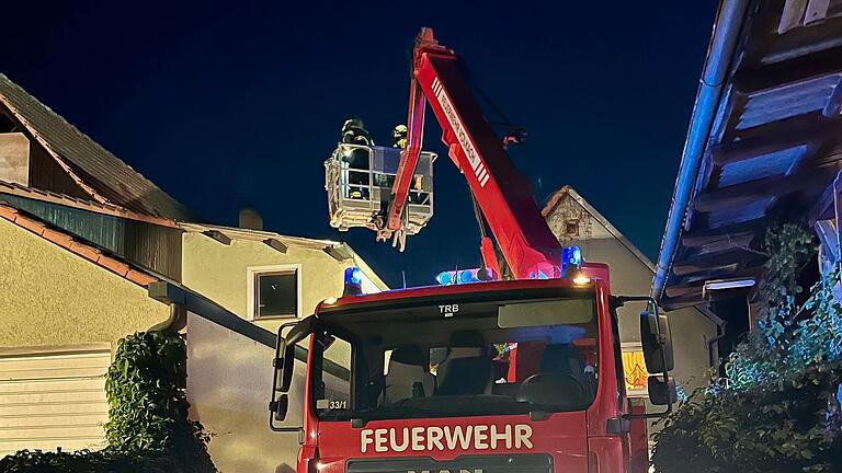 Maßarbeit: Die Feuerwehr bringt die Rettungsbühne in Position. Ein gemeldeter Dachstuhlbrand in der Volkacher Altstadt entpuppte sich allerdings als Fehlalarm. Maßarbeit: Die Feuerwehr bringt die Rettungsbühne in Position. Ein gemeldeter Dachstuhlbrand in der Volkacher Altstadt entpuppte sich allerdings als Fehlalarm.