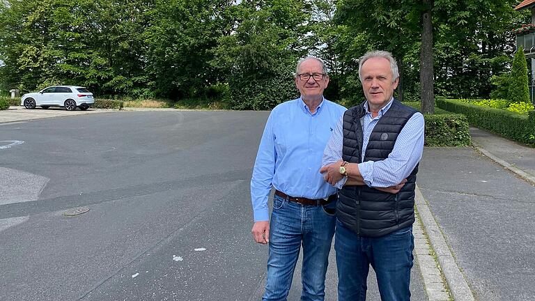Eberhard Wunderlich und Wolfgang Laschka setzen sich gegen die Öffnung der Wilhelm-Hoegner-Straße in Estenfeld ein - bisher mit Erfolg. Eberhard Wunderlich und Wolfgang Laschka setzen sich gegen die Öffnung der Wilhelm-Hoegner-Straße in Estenfeld ein - bisher mit Erfolg. 