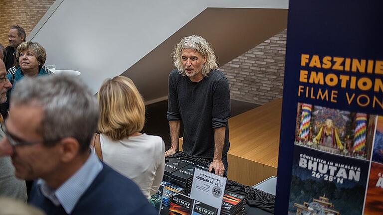 Entführte das Publikum, in die faszinierende Welt Islands und stand hinterher noch lange rede und Antwort: Stefan Erdmann. Entführte das Publikum, in die faszinierende Welt Islands und stand hinterher noch lange rede und Antwort: Stefan Erdmann.