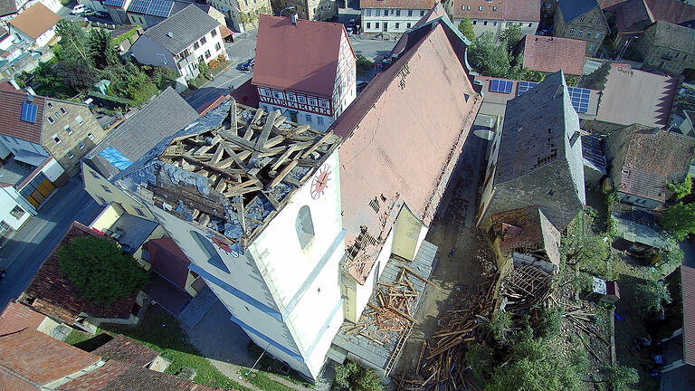 Sturmschäden in Stadelschwarzach nach dem Sturmtief 'Fabienne'