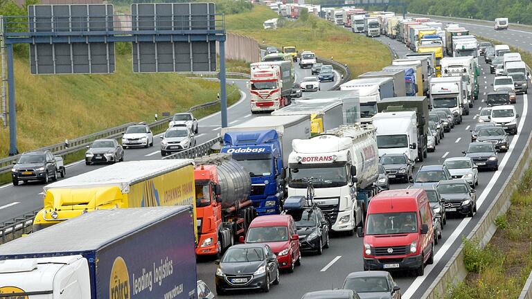 Pfingsten: ADAC warnt vor Stau auf den Straßen - Archivbild: Stau auf der A3 bei Würzburg Pfingsten: ADAC warnt vor Stau auf den Straßen - Archivbild: Stau auf der A3 bei Würzburg