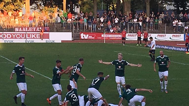 Jubel im weiten Rund: Der FC 05 Schweinfurt feiert den Führungstreffer durch Amar Suljic. Foto: Jürgen Schmitt       -  Jubel im weiten Rund: Der FC 05 Schweinfurt feiert den Führungstreffer durch Amar Suljic. Foto: Jürgen Schmitt