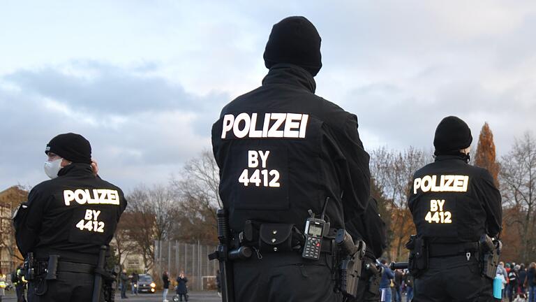Mit einer groß angelegten Kontrollaktion will das Polizeipräsidium Unterfranken am Donnerstag die Einhaltung der Corona-Regeln in Schweinfurt überwachen. Die Polizeistreifen werden von 16 bis 24 Uhr in der Stadt unterwegs sein.