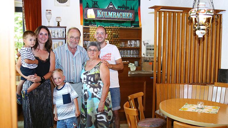 Drei Generationen unter einem Dach und alle helfen zusammen (von links): Leo, Eva, Moritz, Herbert, Renate und Sebastian Roß. Drei Generationen unter einem Dach und alle helfen zusammen (von links): Leo, Eva, Moritz, Herbert, Renate und Sebastian Roß. 