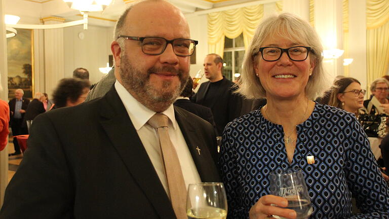 Pfarrer Gerd Greier und Stadträtin Martina Greubel auf dem Neujahrsempfang der Stadt       -  Pfarrer Gerd Greier und Stadträtin Martina Greubel