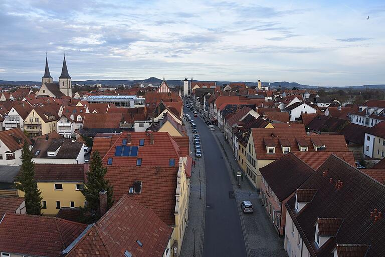 Könnte auf dieser Straße Jesus gegangen sein? Ein Blick über die Dächer von Haßfurt trägt zum Erleben der Bibelgeschichte bei.