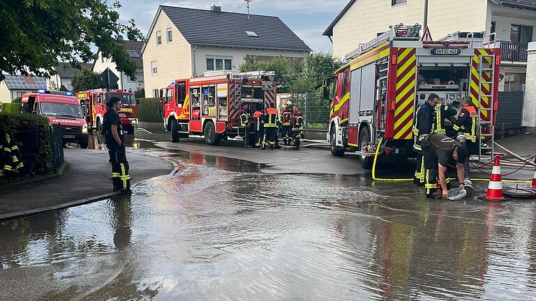 Weil die Kanalisation vollgelaufen war und ständig Grundwasser nachdrückte, standen viele Straßenzüge in der Gemeinde Kissing unter Wasser.