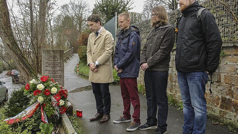 Am Gedenkort für die 1945 ermordete polnische Zwangsarbeiterin Zofia Malczyk legte der polnische Konsul Marcin Krol (links) einen Kranz nieder. Mit dabei die Bayernkollegiaten (von links) Sascha Neuhaus, Denis Kostan und Lukas Kowolik. Am Gedenkort für die 1945 ermordete polnische Zwangsarbeiterin Zofia Malczyk legte der polnische Konsul Marcin Krol (links) einen Kranz nieder. Mit dabei die Bayernkollegiaten (von links) Sascha Neuhaus, Denis Kostan und Lukas Kowolik.