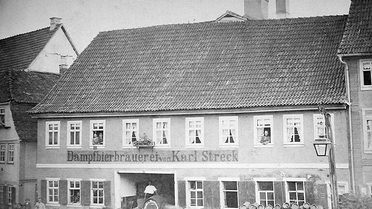 Das Stammhaus der Streck-Bräu in der Marktstraße 1 von Ostheim um circa 1890.