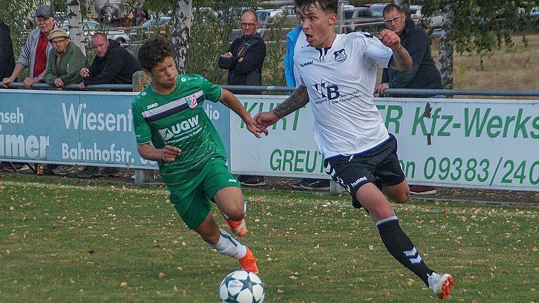 Ingo Feser (rechts) machte sich mit vier Treffern beim 5:1-Sieg des TSV Aubstadt in Garching einen Namen in der Regionalliga Bayern. Am Samstag will der flexibel einsetzbare Dauerbrenner die Siegesserie des TSV Aubstadt gegen den FC Memmingen fortsetzen.