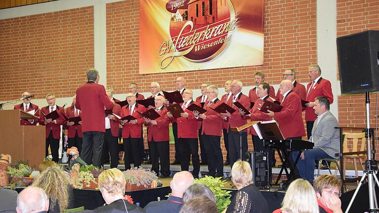 Beim herbstlichen Liederabend des Gesangvereins Wiesenfeld in der Waldsassenhalle präsentierte der Männergesangverein Liederkranz Langenprozelten europäische Lieder. Dirigiert wurde das Ensemble von Erwin Schneider, am Klavier begleitete Klaus Hoffmann.