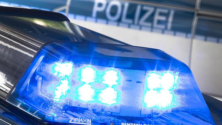 Um Zeugenhinweise bittet die Polizei zu einem sexuellen Übergriff auf eine 18-Jährige, der sich in der Nacht zum Sonntag auf einem Disco-Parkplatz in Sennfeld ereignet haben soll.