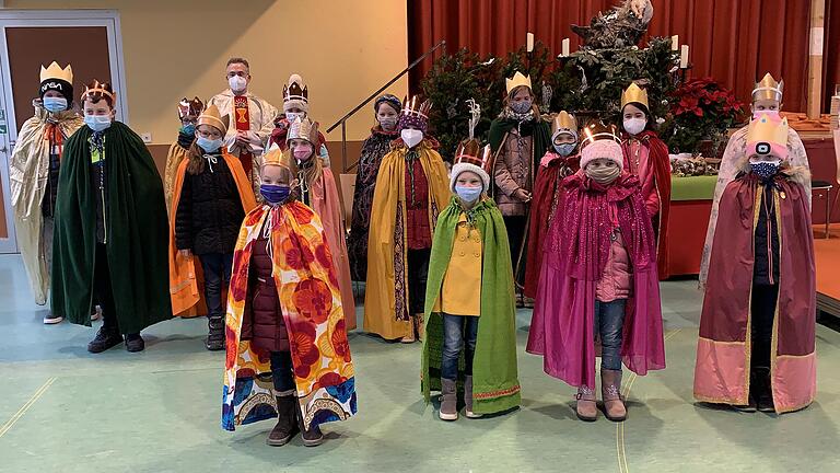 Die Esselbacher Sternsinger mit Pfarrer Alexander Eckert.