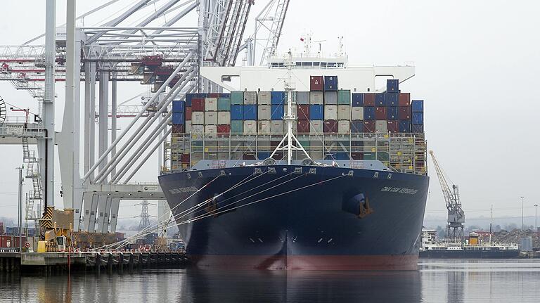 Perfekt stapelbar: Ein Frachtschiff voller Container liegt im Hafen von Southampton in Großbritannen.&nbsp;