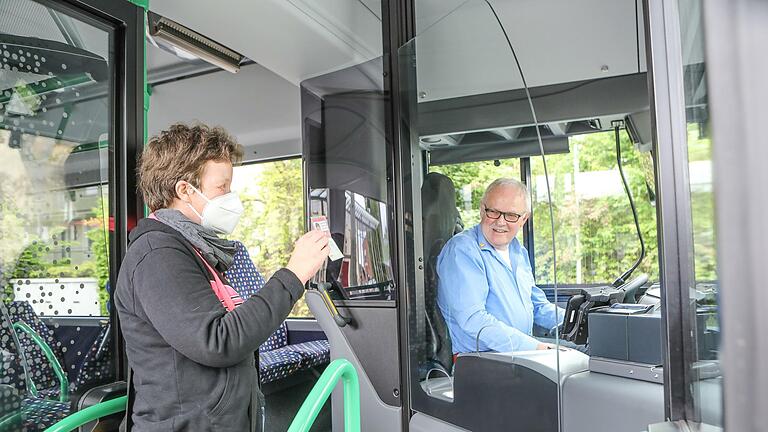 Ab August 2024 sollen Fahrgäste aus Bad Kissingen mit einem Ticket bis nach Würzburg fahren können. Für die Erweiterung des mainfränkischen Verkehrsverbundes  beginnt  nächstes Jahr eine große Fahrgastzählung.       -  Ab August 2024 sollen Fahrgäste aus Bad Kissingen mit einem Ticket bis nach Würzburg fahren können. Für die Erweiterung des mainfränkischen Verkehrsverbundes  beginnt  nächstes Jahr eine große Fahrgastzählung.