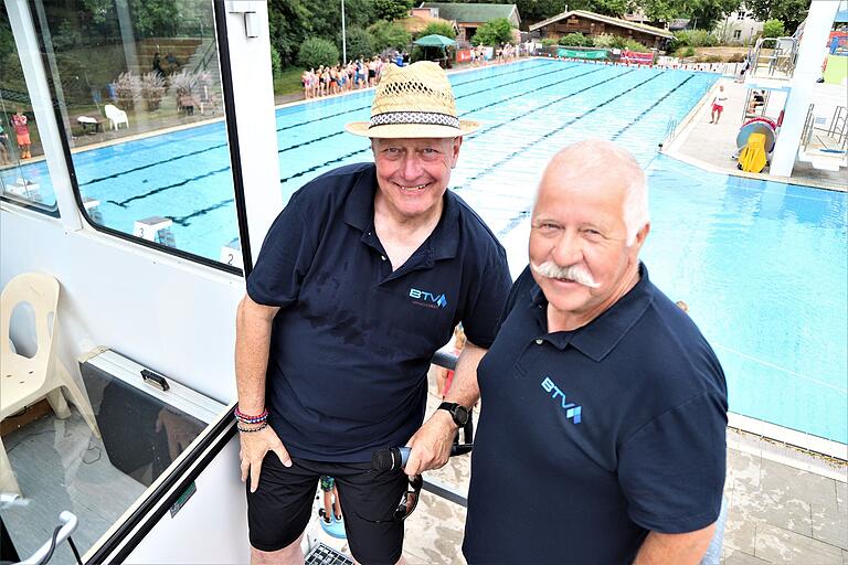 Der Präsident des Bayerischen Triathlon-Verbandes, Gerd Rucker (rechts), besuchte das Event und war voll des Lobes. Er sprach von der größten derartigen Schulsportveranstaltung in ganz Bayern. Links im Bild sein Bezirksvorsitzender Dieter Göpfert, der die Wettkämpfe moderierte.. Der Präsident des Bayerischen Triathlon-Verbandes, Gerd Rucker (rechts), besuchte das Event und war voll des Lobes. Er sprach von der größten derartigen Schulsportveranstaltung in ganz Bayern. Links im Bild sein Bezirksvorsitzender Dieter Göpfert, der die Wettkämpfe moderierte..